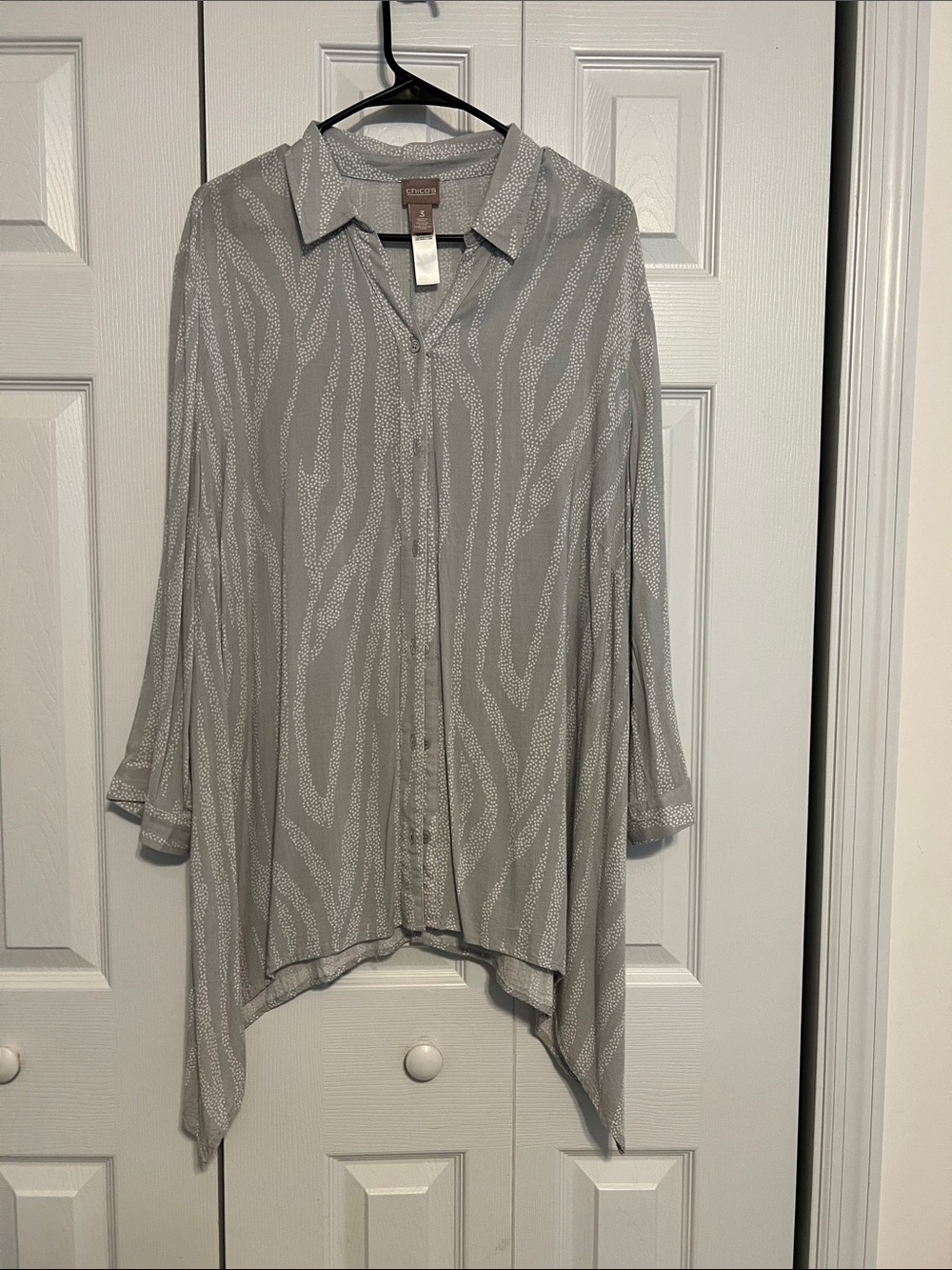 Chico's Light Gray Patterned Button-Down Tunic